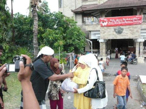LDII Bali Bagikan 10.000 Kantong Daging Kurban dengan melibatkan tokoh Adat setempat